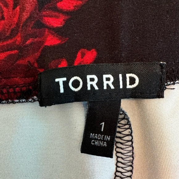 Torrid black pencil skirt w/red roses - Picture 6 of 7